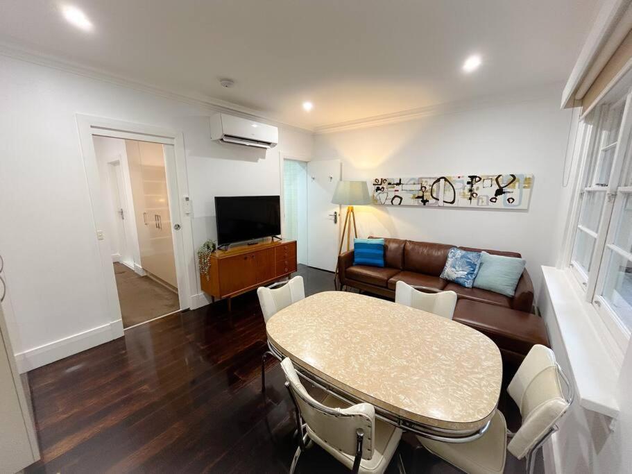 Apartment East Unit With Courtyard *