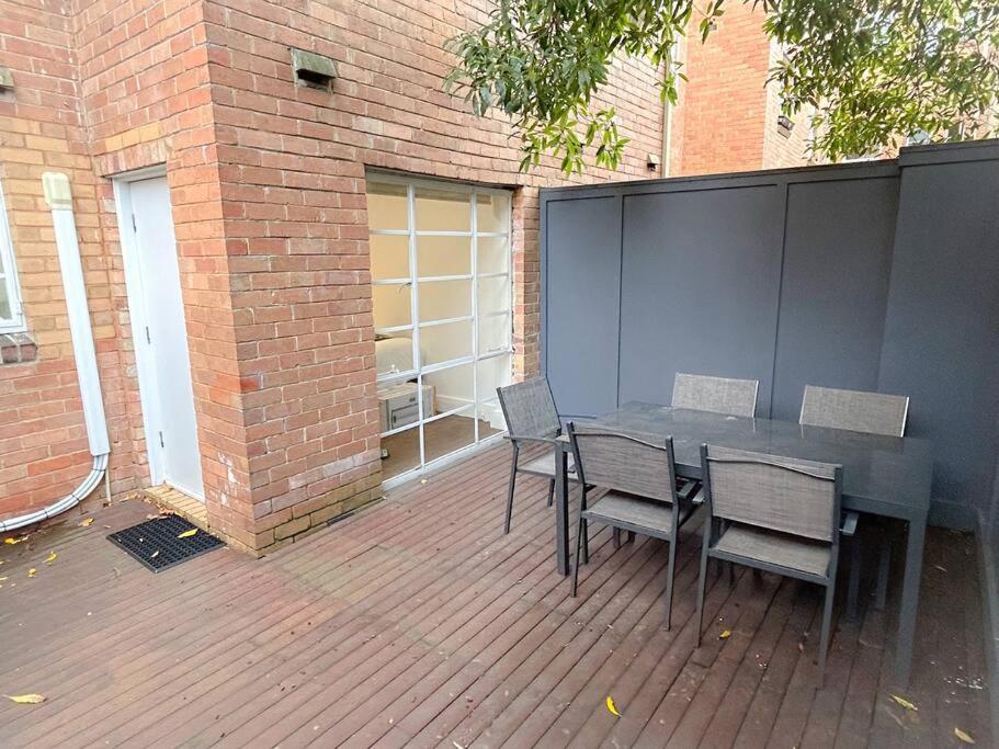 Apartment East Unit With Courtyard *