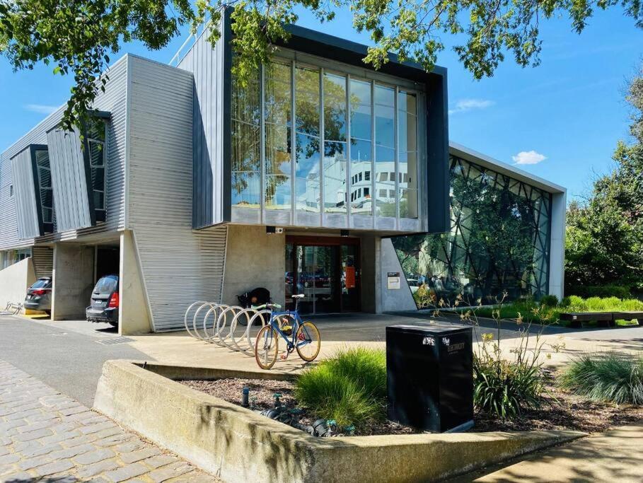 East Unit With Courtyard Melbourne