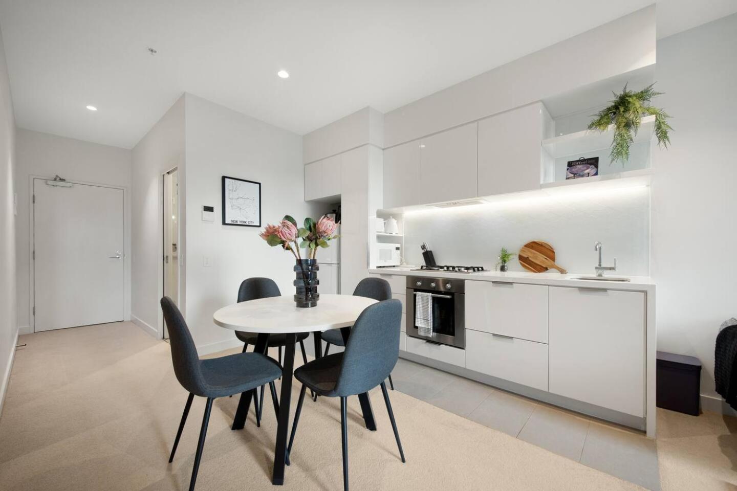 A Cosmopolitan Hub In Cbd Centre Apartment