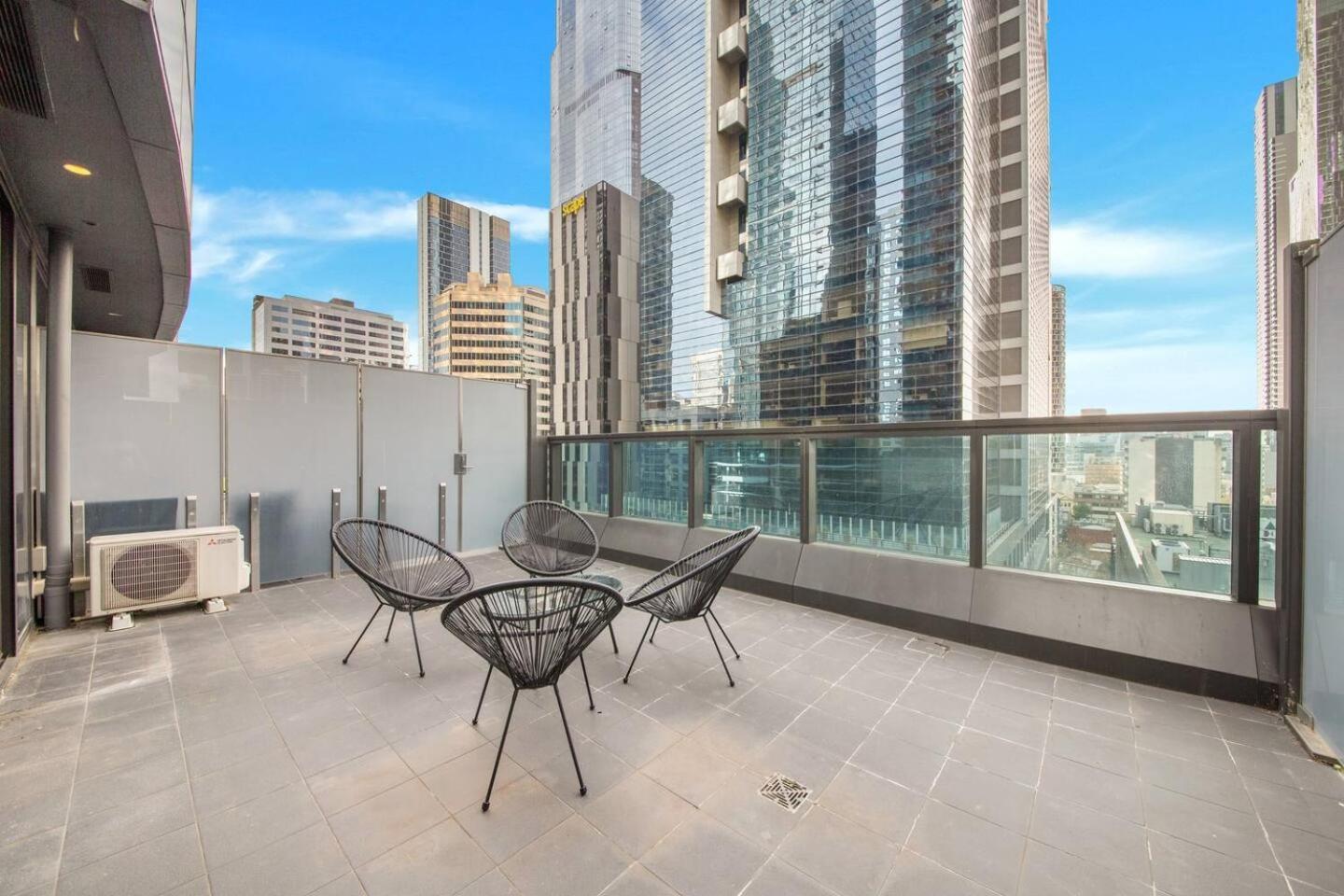 A Cosmopolitan Hub In Cbd Centre Apartment Melbourne