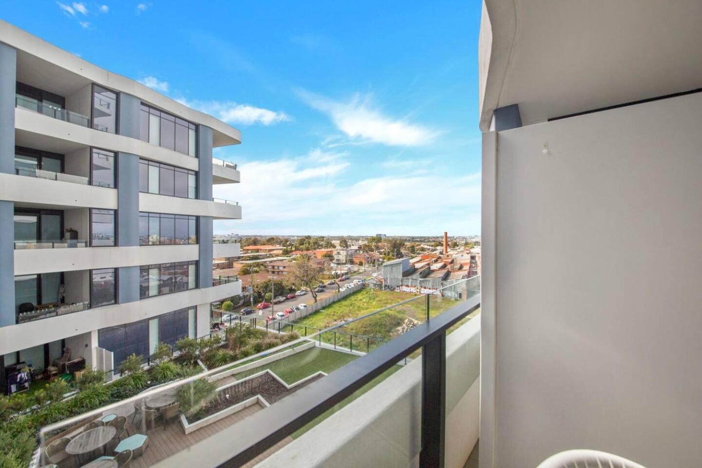 Cool And Contemporary On The Edge Apartment Melbourne