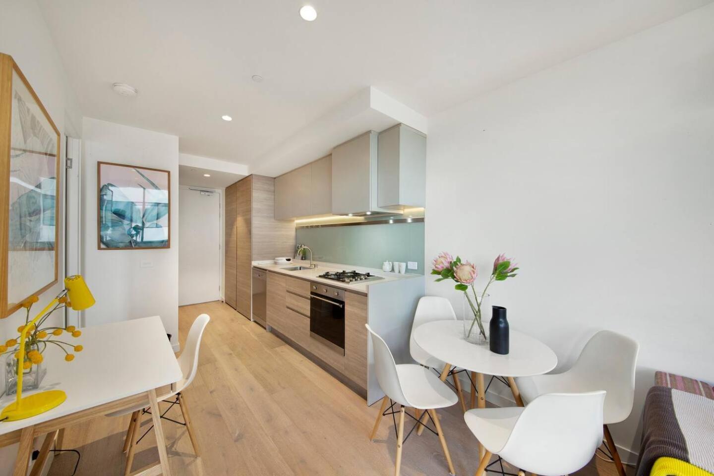 Cool And Contemporary On The Edge Apartment Melbourne