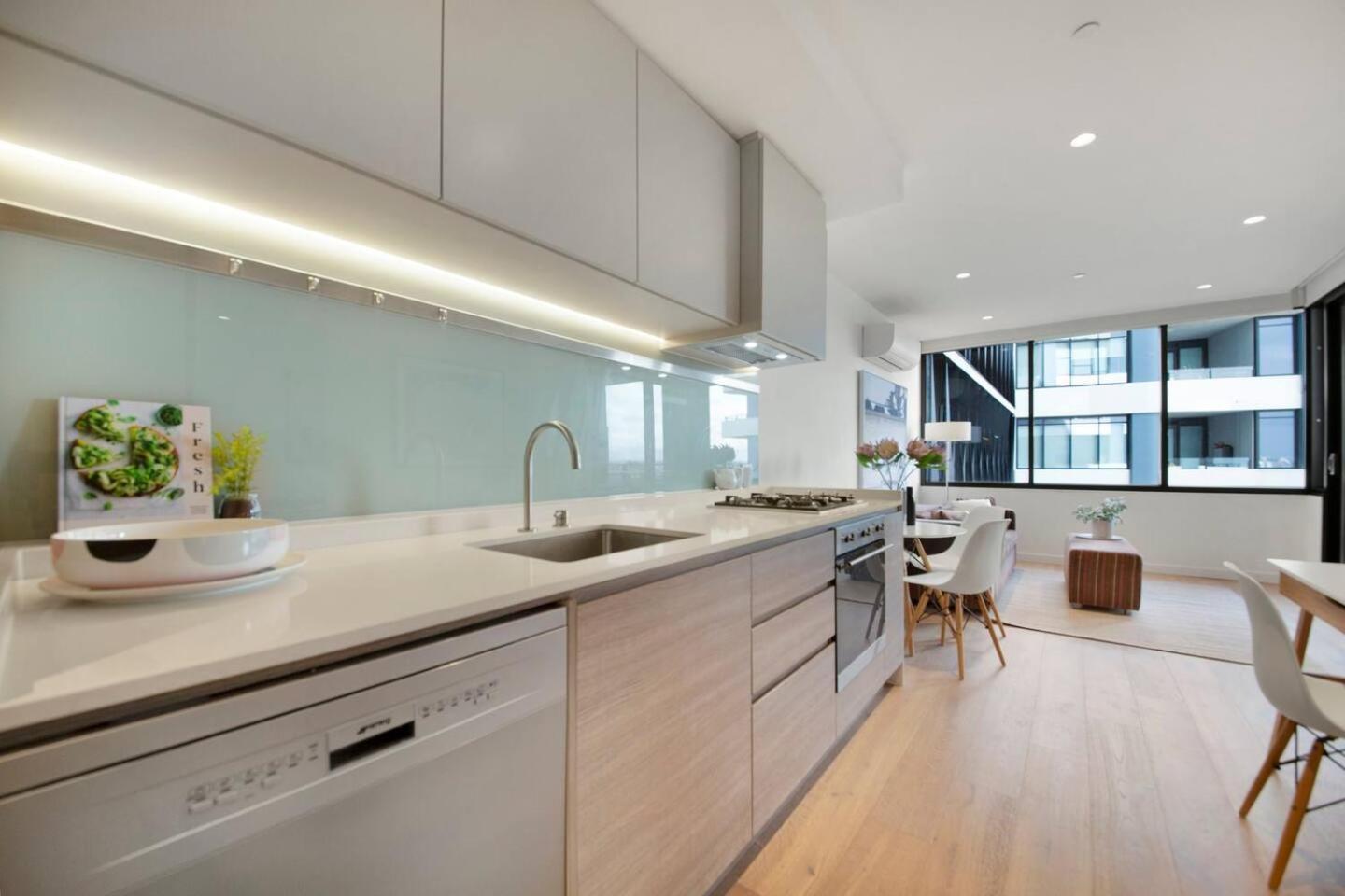 Cool And Contemporary On The Edge Apartment Melbourne