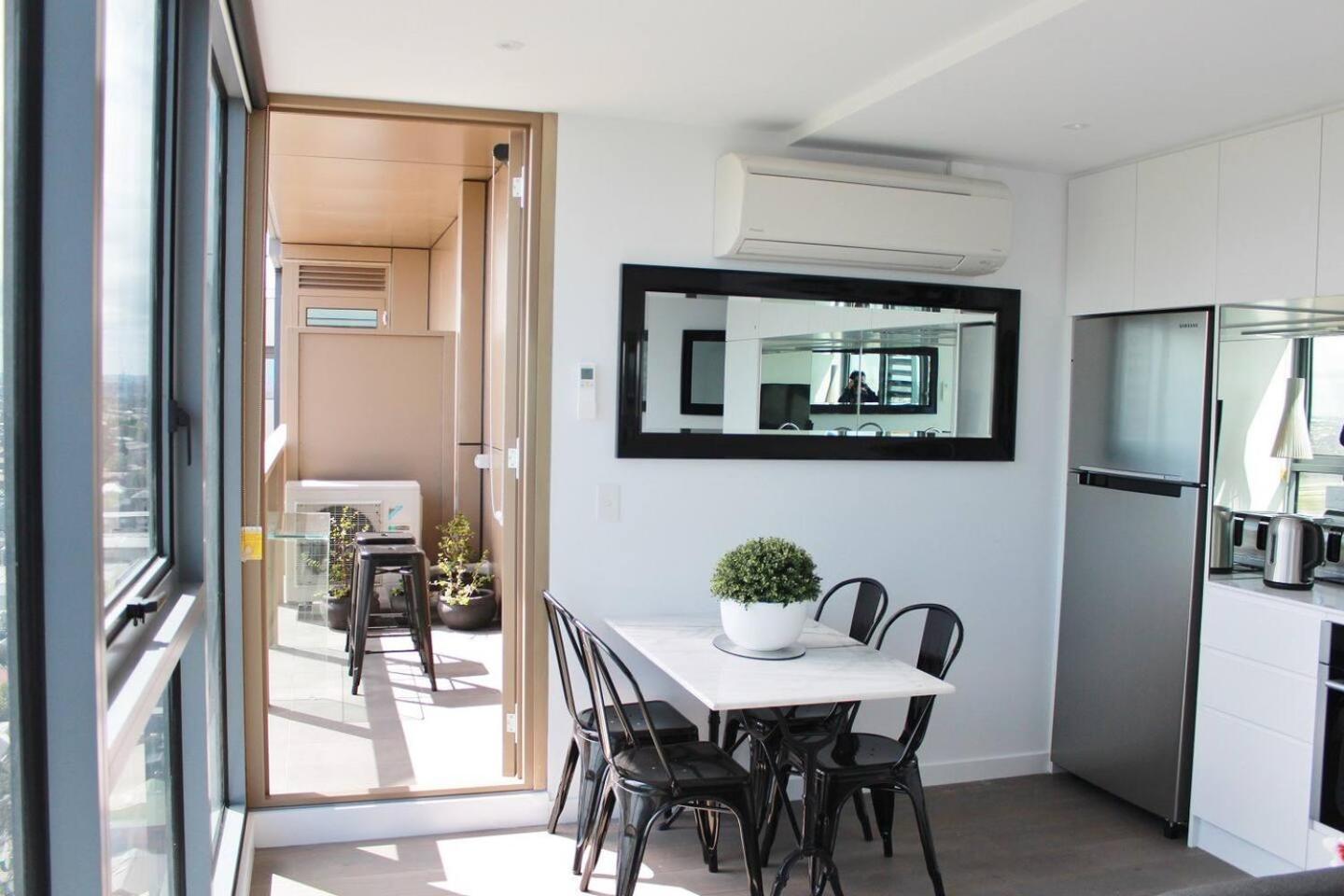Luxurious Flemington With Stunning Racecourse View Apartment *