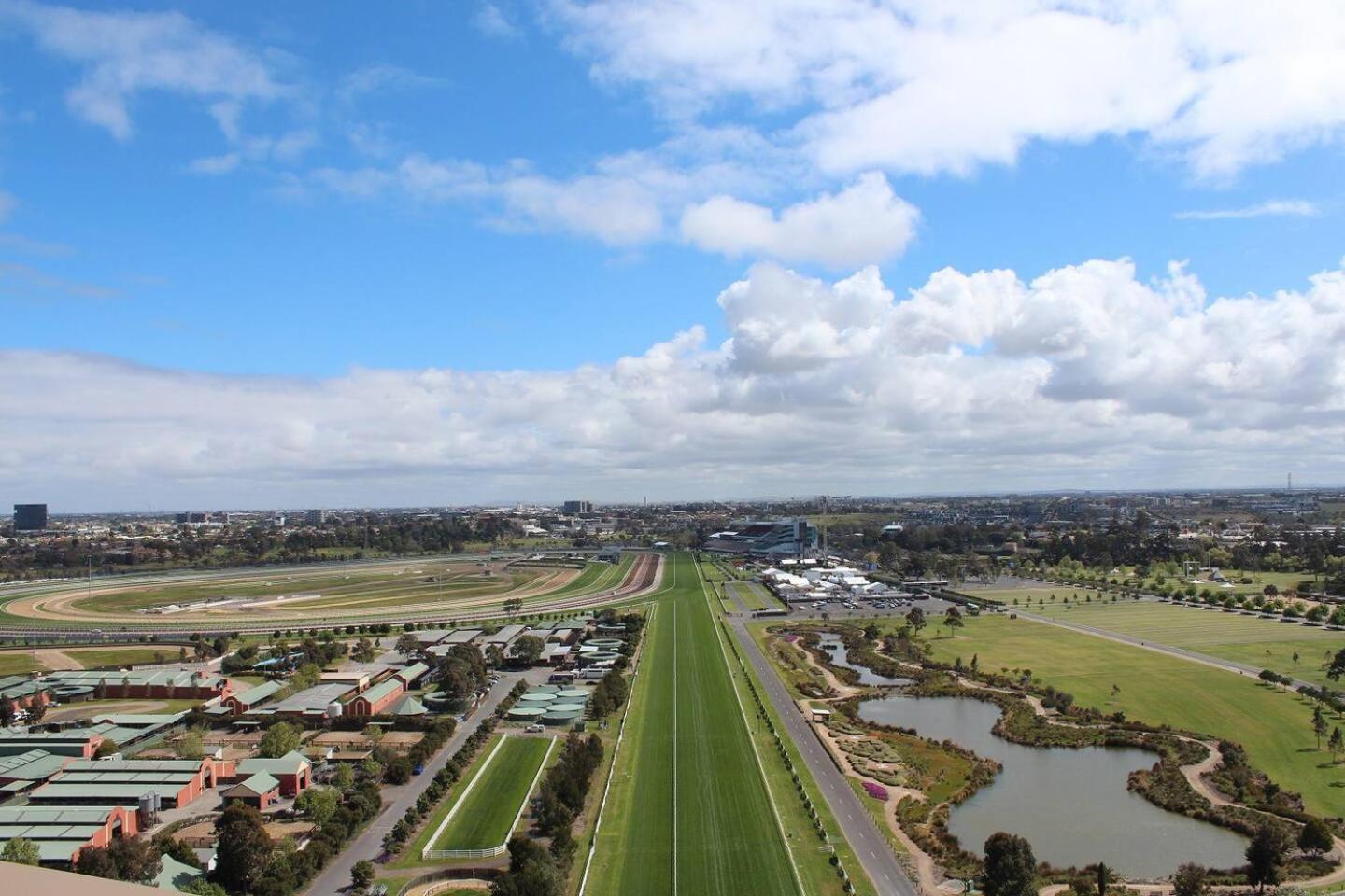 Luxurious Flemington With Stunning Racecourse View Apartment *