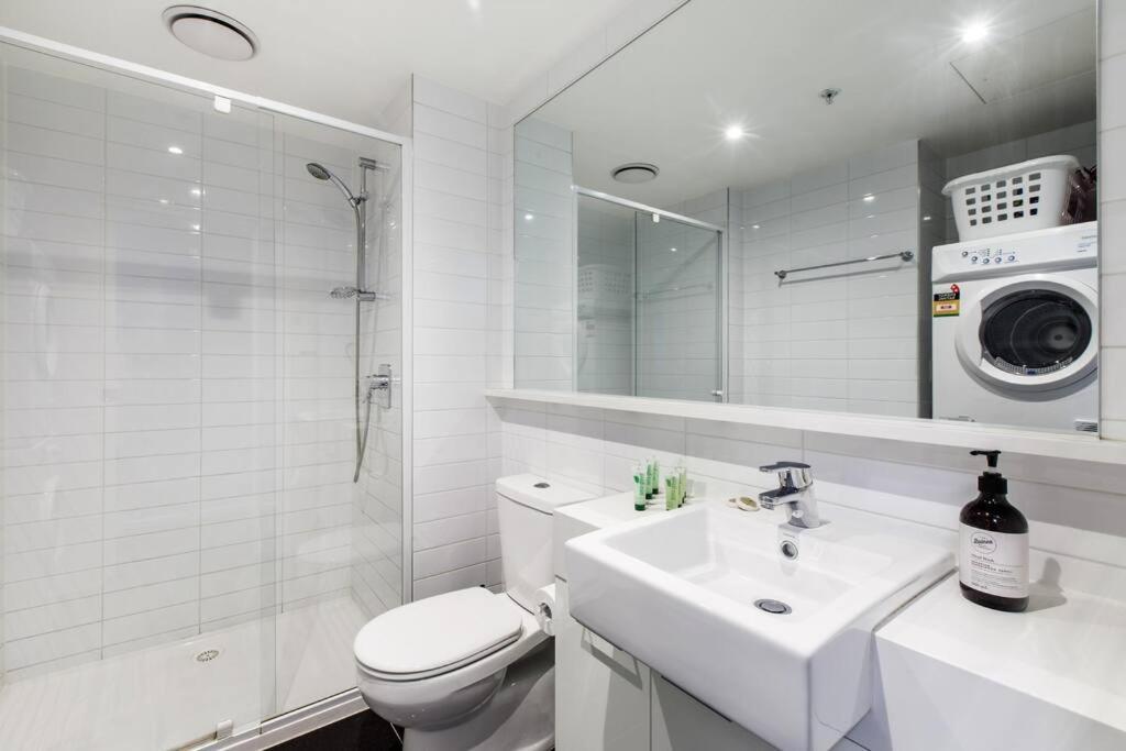 The Skysill - A Sleek Inner Sanctuary With Pool Apartment