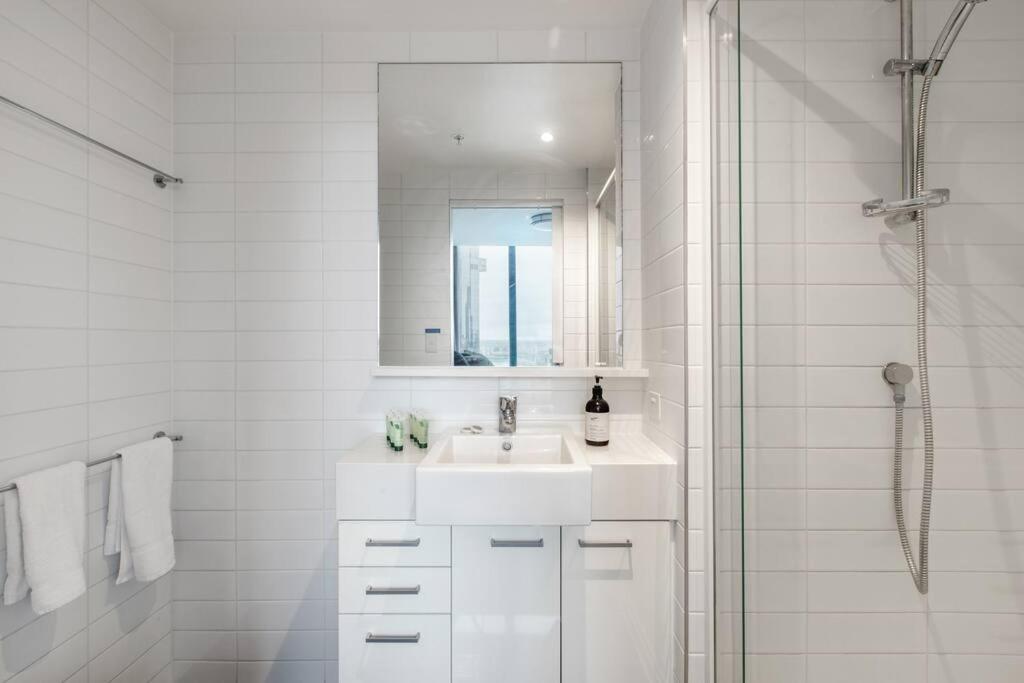 The Skysill - A Sleek Inner Sanctuary With Pool Apartment Melbourne