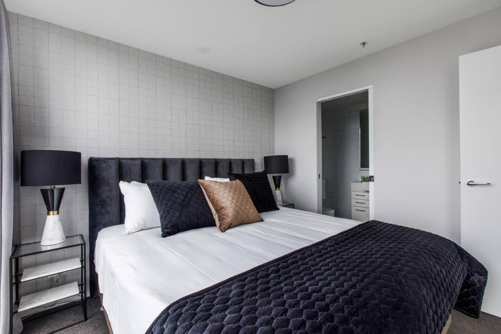 The Skysill - A Sleek Inner Sanctuary With Pool Melbourne