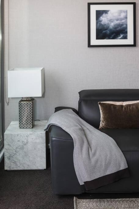 Apartment The Skysill - A Sleek Inner Sanctuary With Pool Melbourne