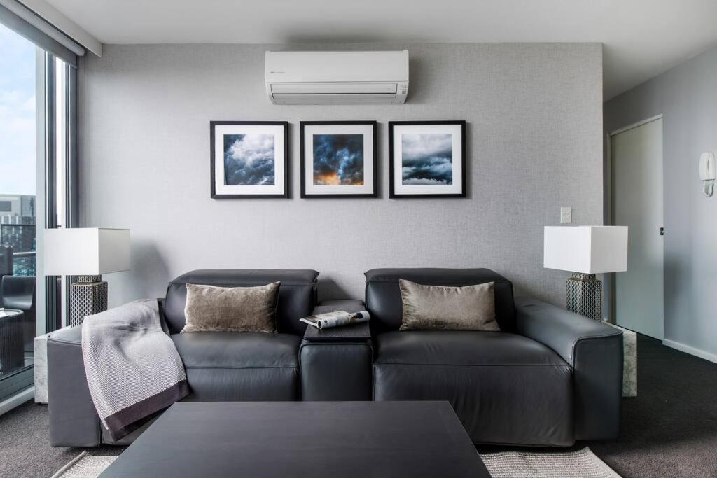 The Skysill - A Sleek Inner Sanctuary With Pool Apartment