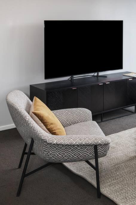 The Skysill - A Sleek Inner Sanctuary With Pool * Melbourne