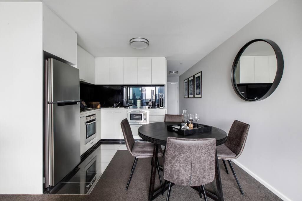 Apartment The Skysill - A Sleek Inner Sanctuary With Pool *
