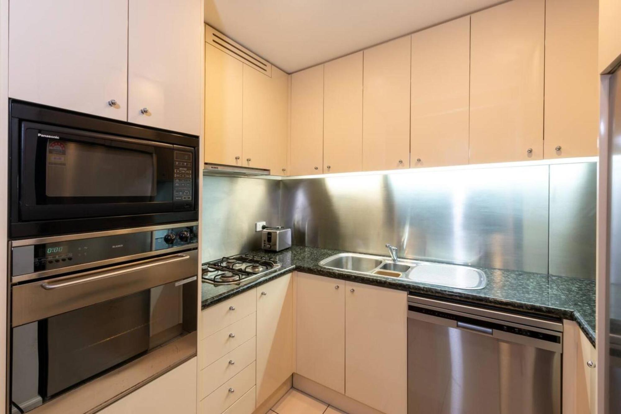 Spacious 3-bed Unit In Cbd W Pool & Gym Melbourne