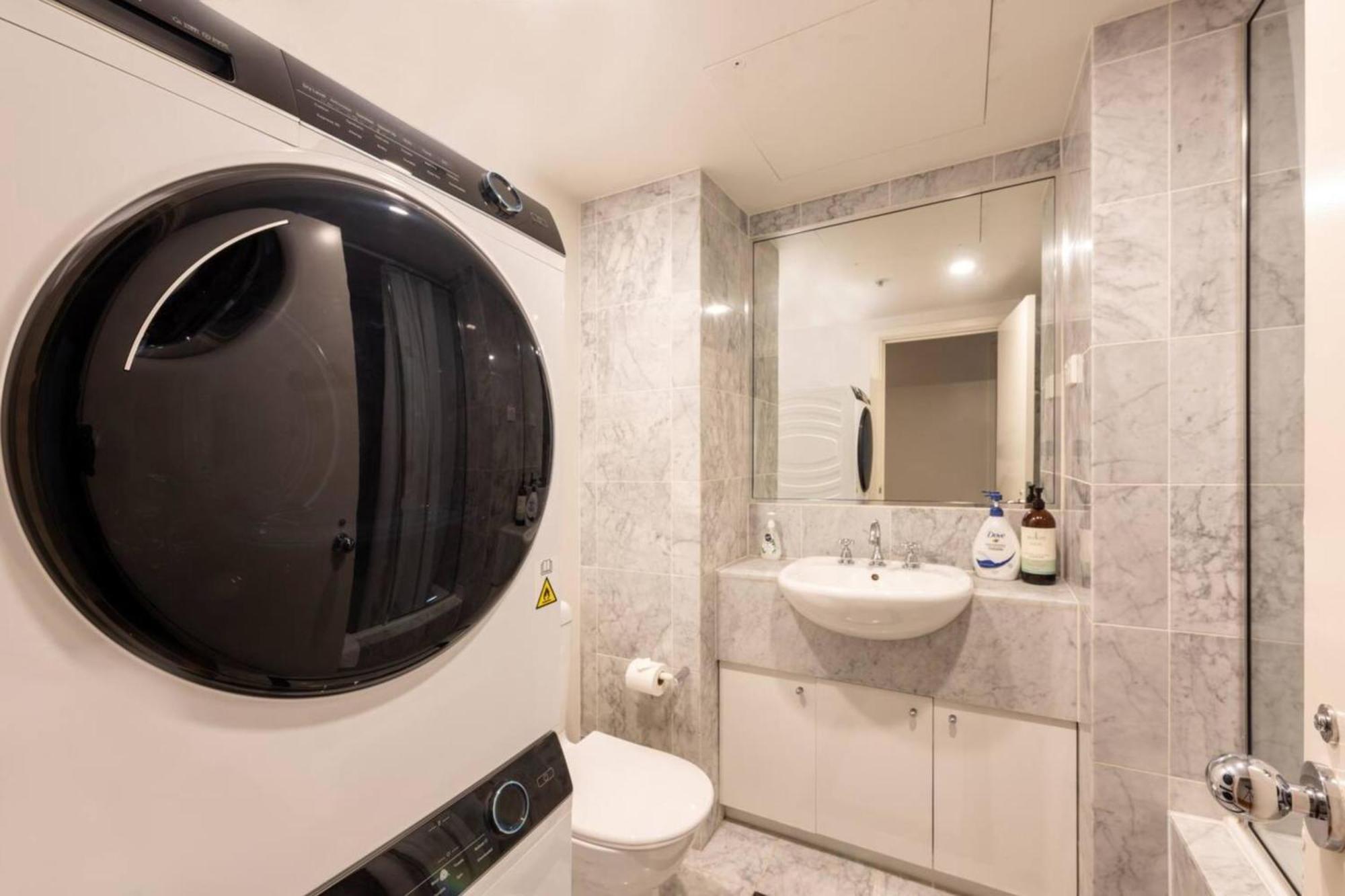 Spacious 3-bed Unit In Cbd W Pool & Gym * Melbourne