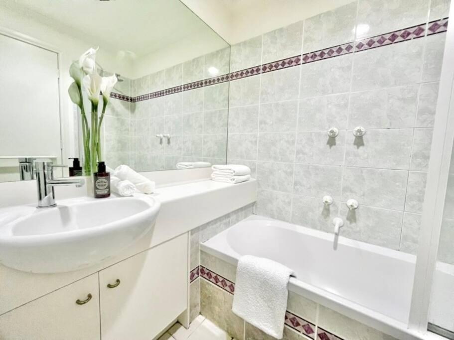 A Cozy 2b2b Next To Carlton Garden W/ Parking Apartment