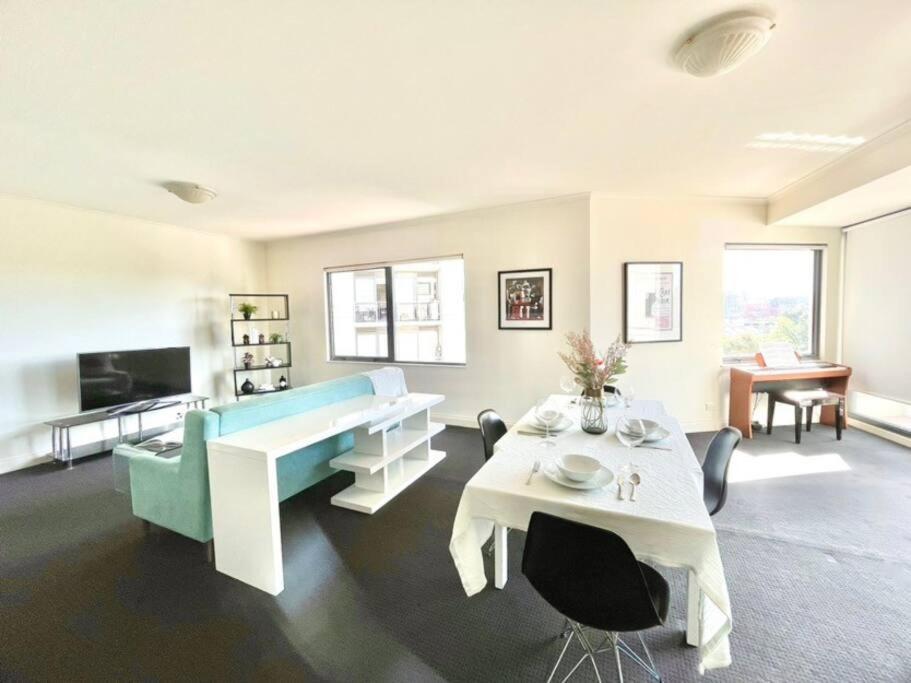 A Cozy 2b2b Next To Carlton Garden W/ Parking