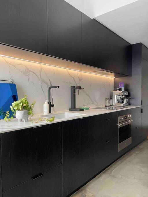 Designer Warehouse Conversion In Fitzroy - Parking Apartment Melbourne