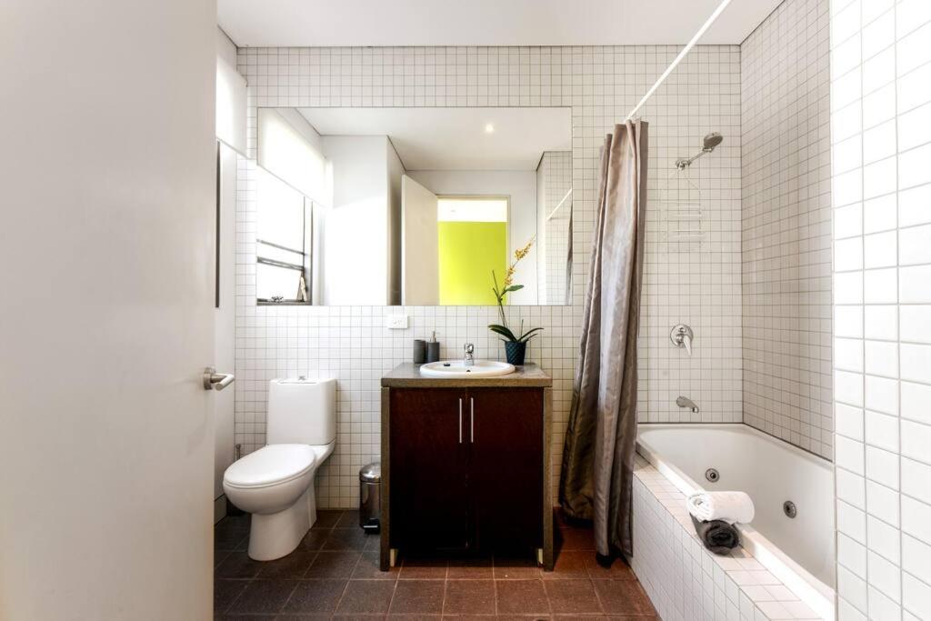 Two Five Zero Richmond Four Bedroom Cityviews Lockup Garage Holiday home Melbourne
