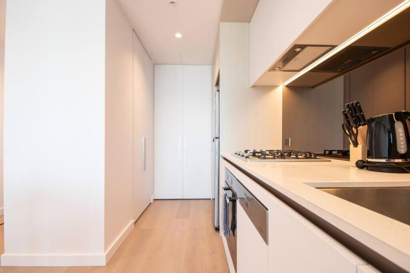 811d High Rise Abnb-style 2br With View Free Parking Holiday home Melbourne