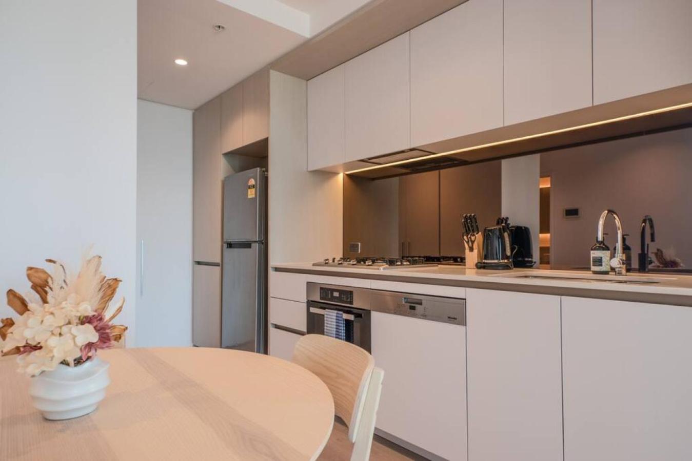 811d High Rise Abnb-style 2br With View Free Parking Melbourne