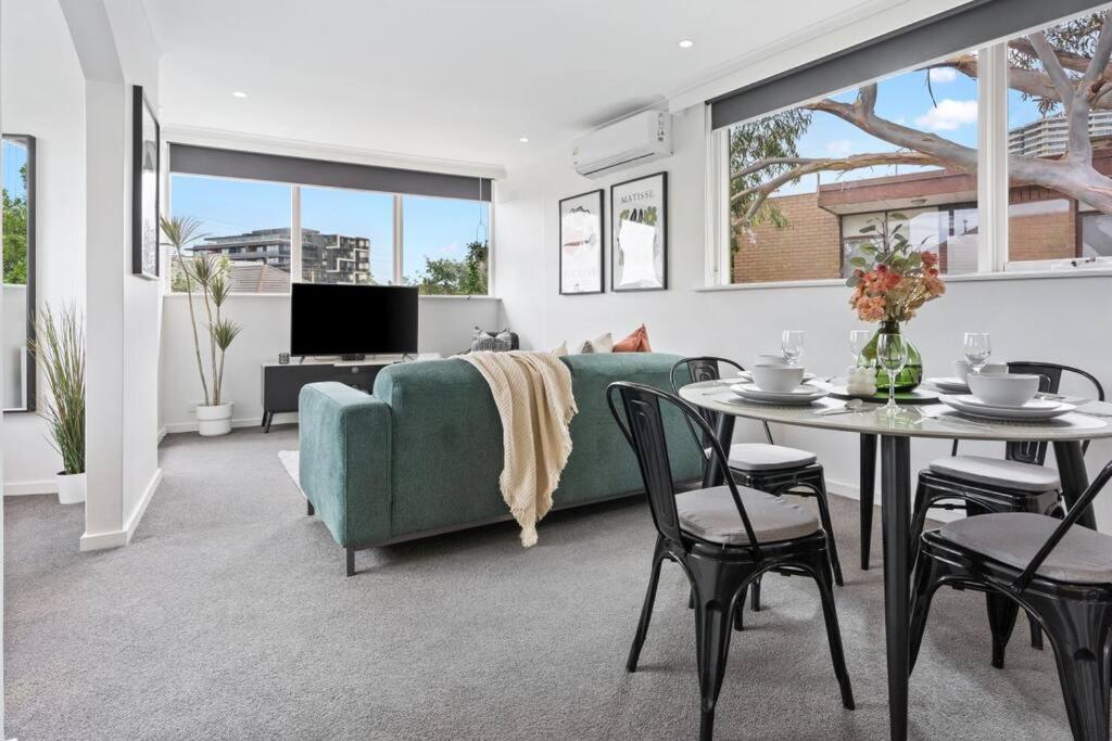 Charnwood 2br: Homely Haven * Melbourne