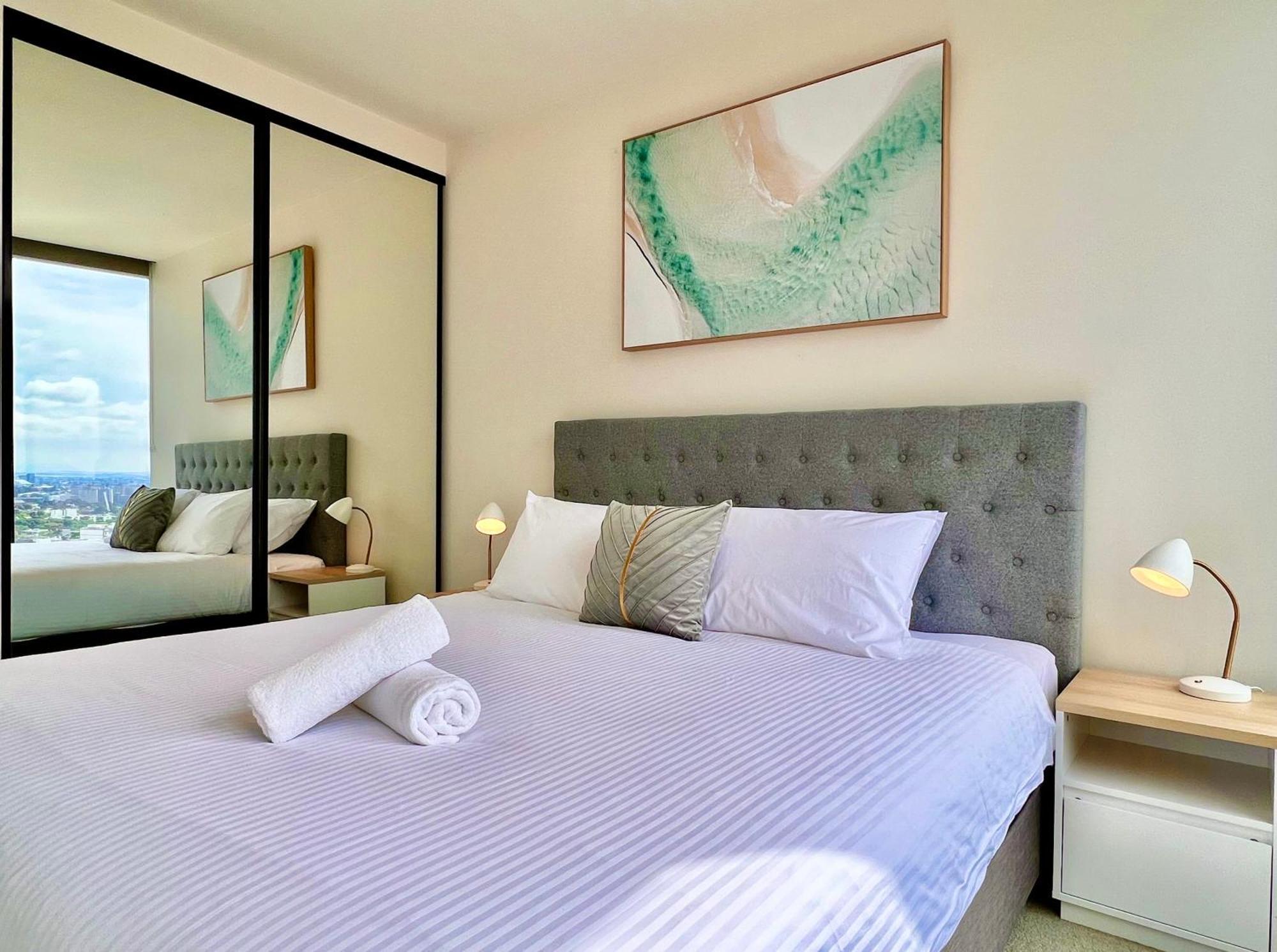 Apartment Highrise Location 2 Bedrooms & 2 Bathrooms *