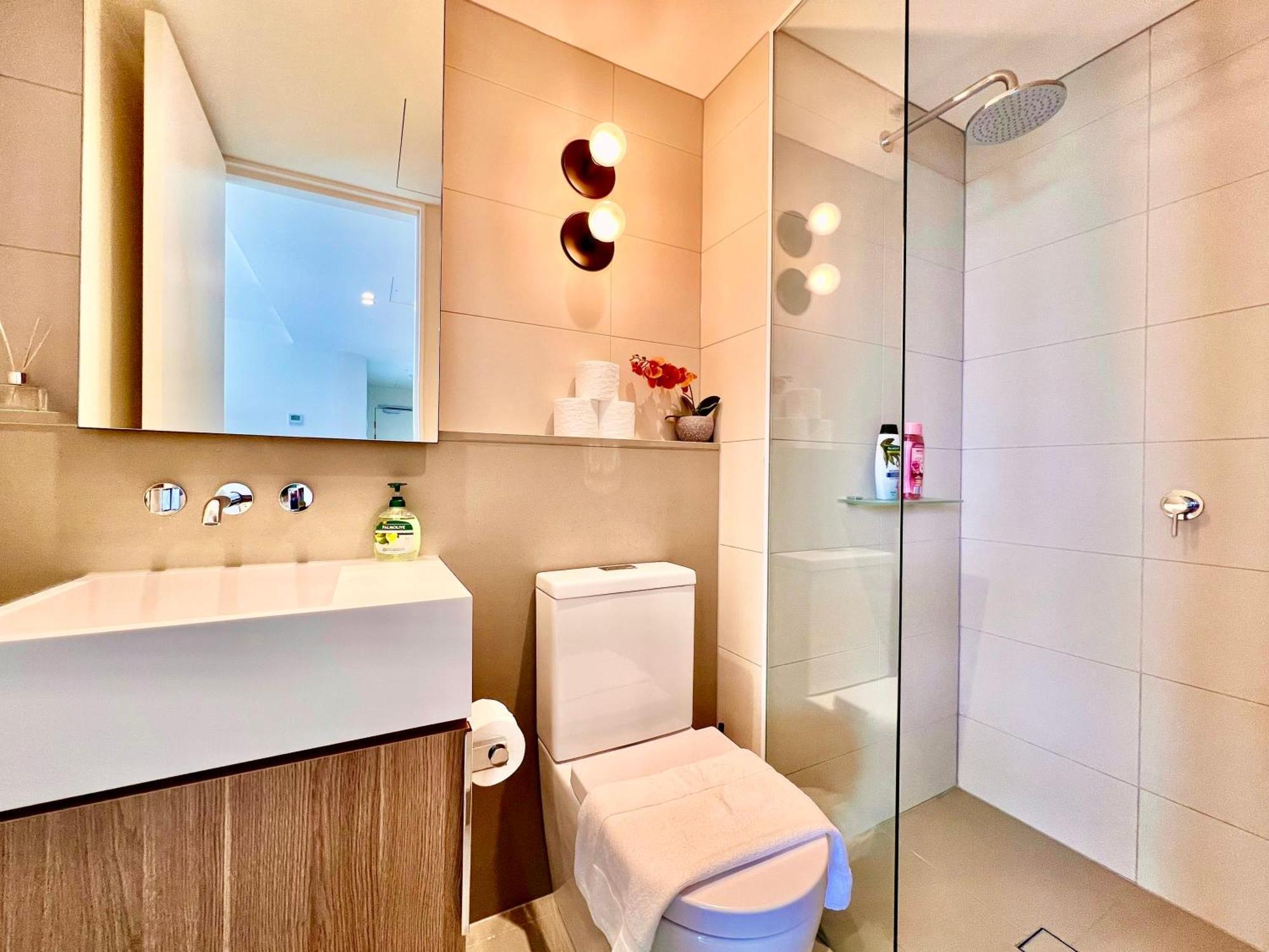Apartment Highrise Location 2 Bedrooms & 2 Bathrooms