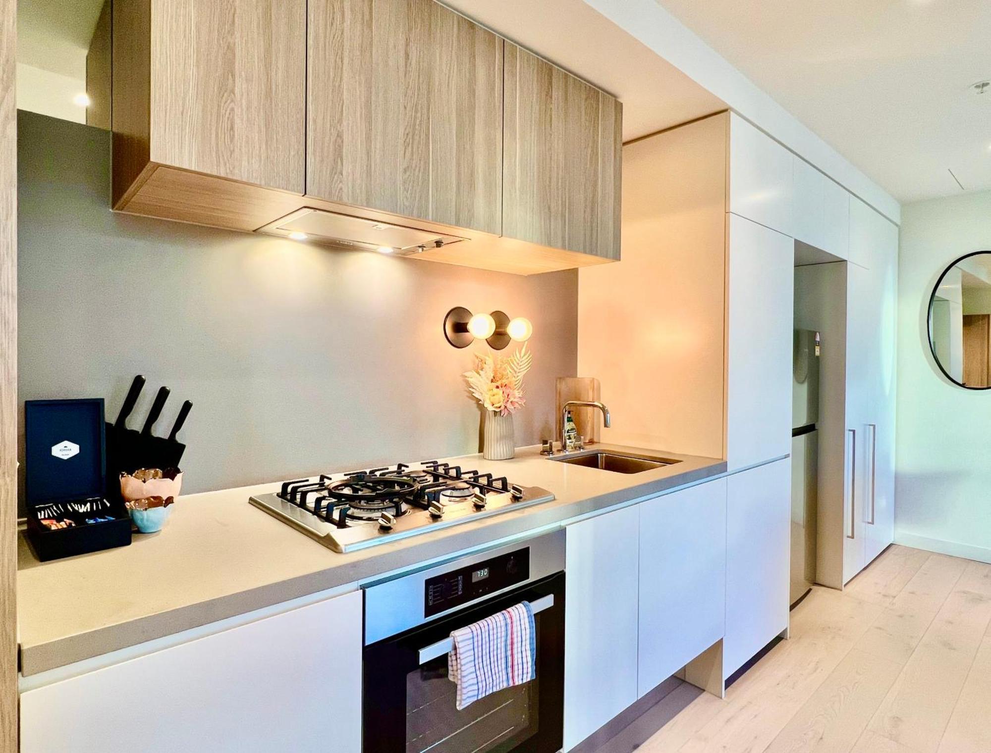 Highrise Location 2 Bedrooms & 2 Bathrooms Apartment *