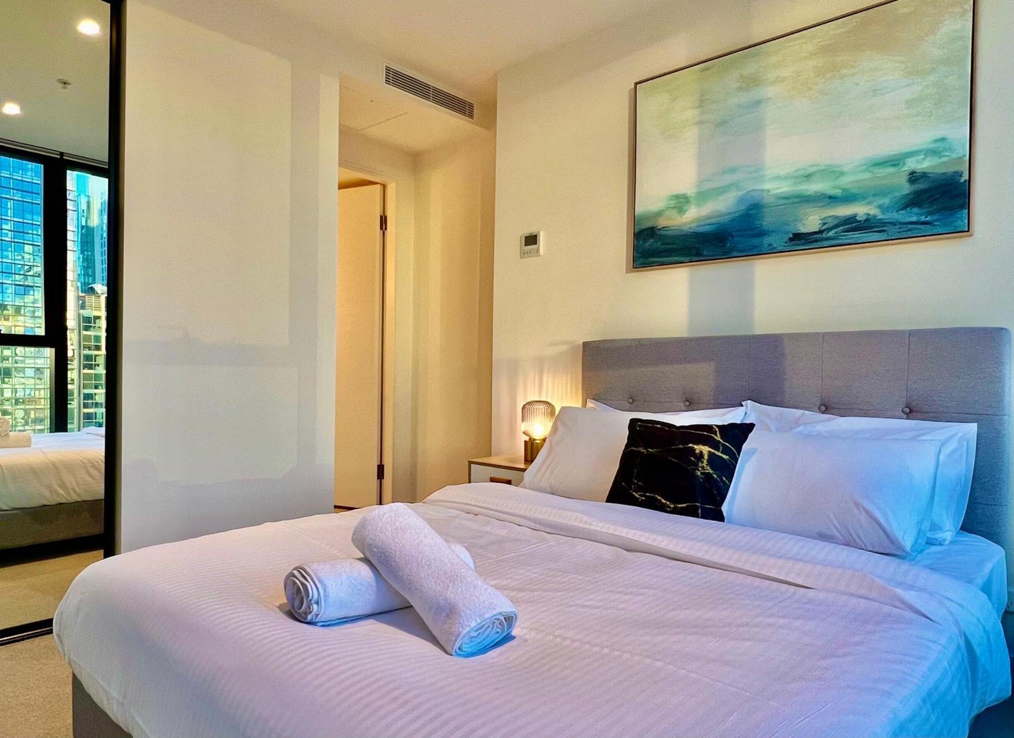 Highrise Location 2 Bedrooms & 2 Bathrooms Apartment Melbourne