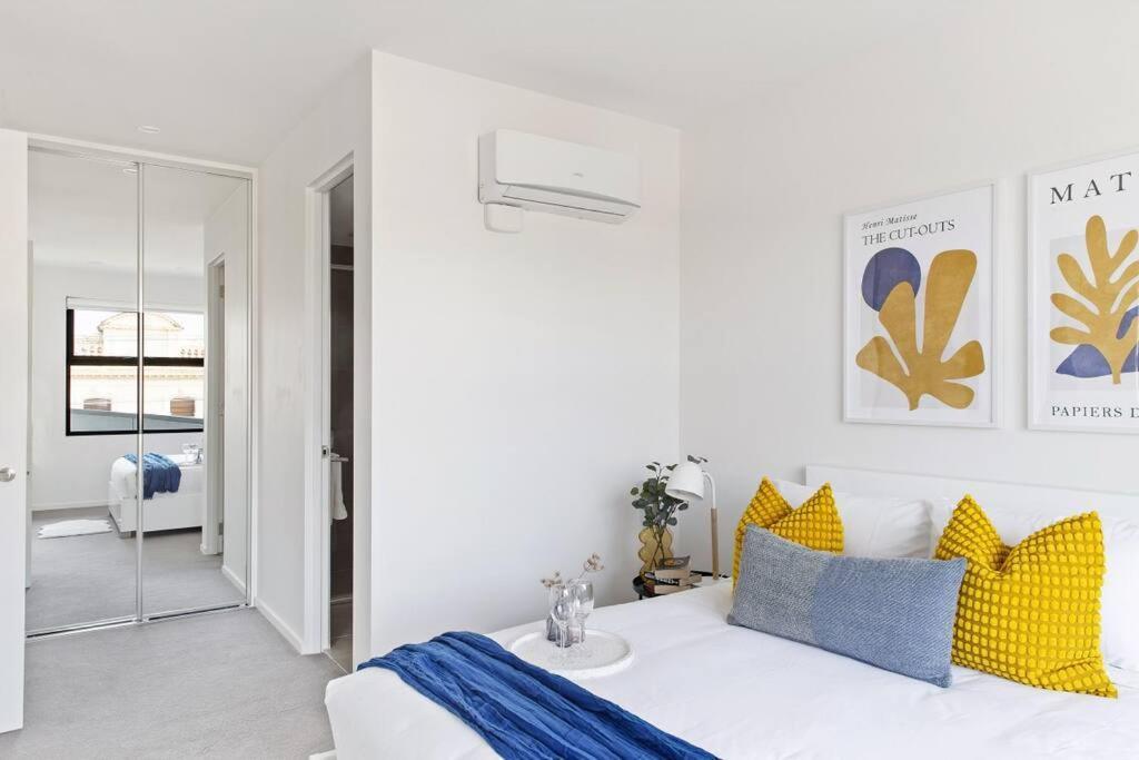 Caulfield Elegance: Chic Abode Apartment *