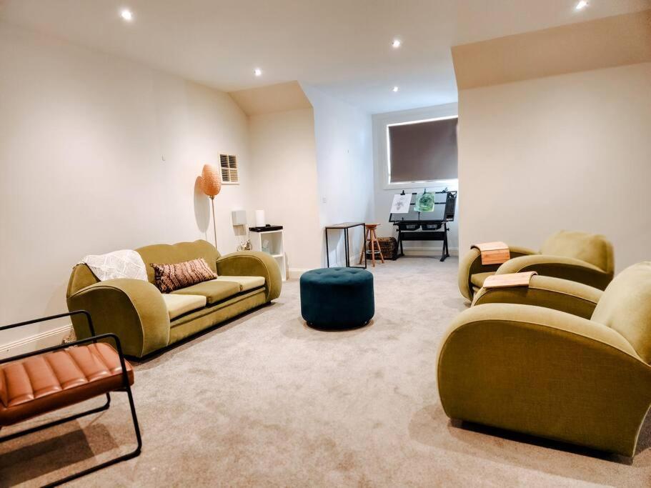 Hillcrest Harmony: Luxury In Westmeadows 20% Off Holiday home Melbourne