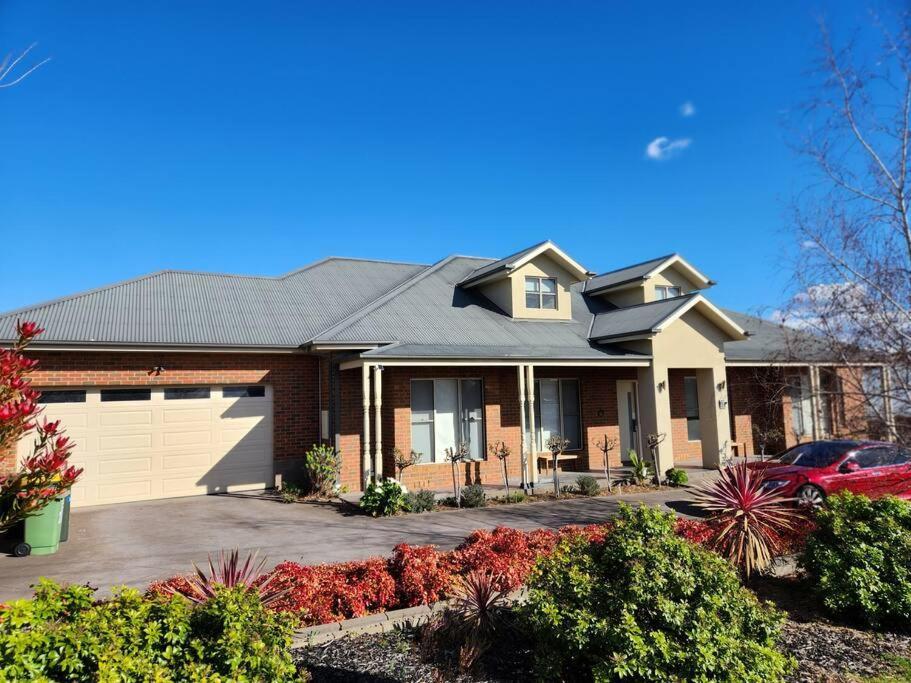Hillcrest Harmony: Luxury In Westmeadows 20% Off Holiday home