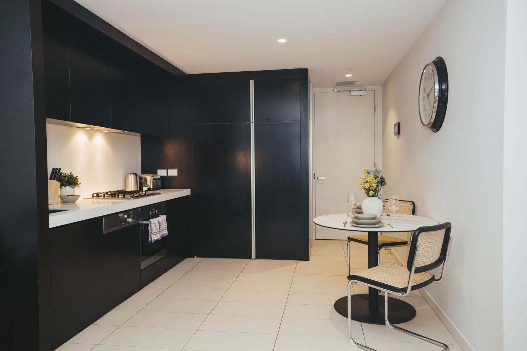 Apartment Chic 1-bed In With Parking Near Cbd Melbourne