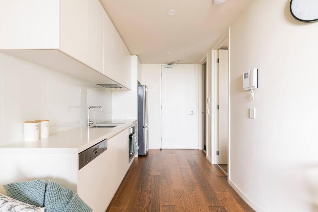 Beachside Flat With Free Parking