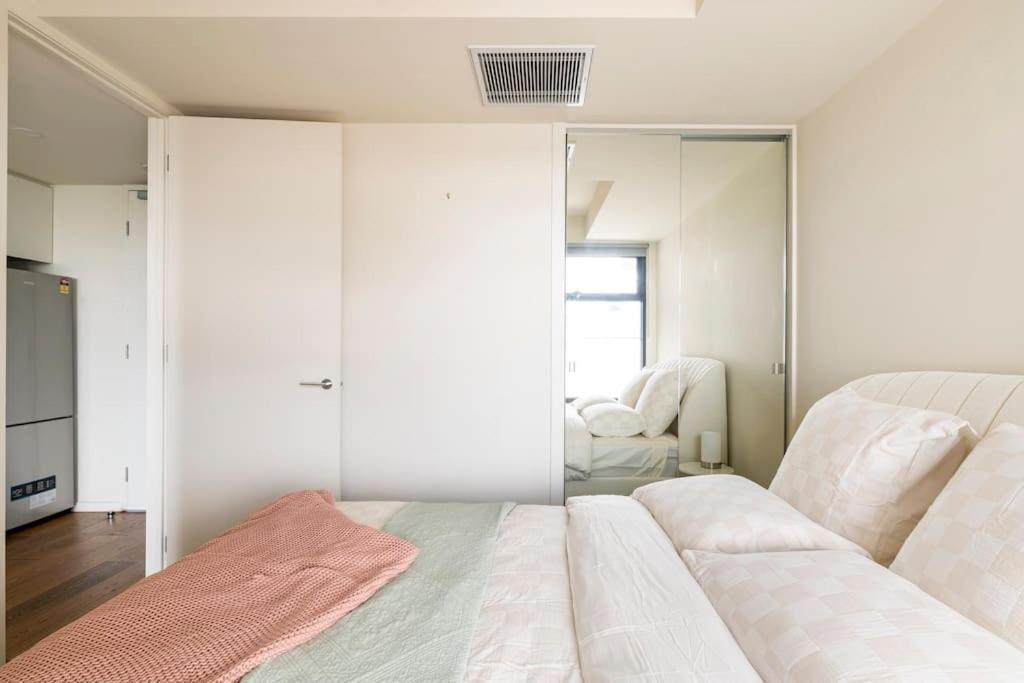 Beachside Flat With Free Parking *