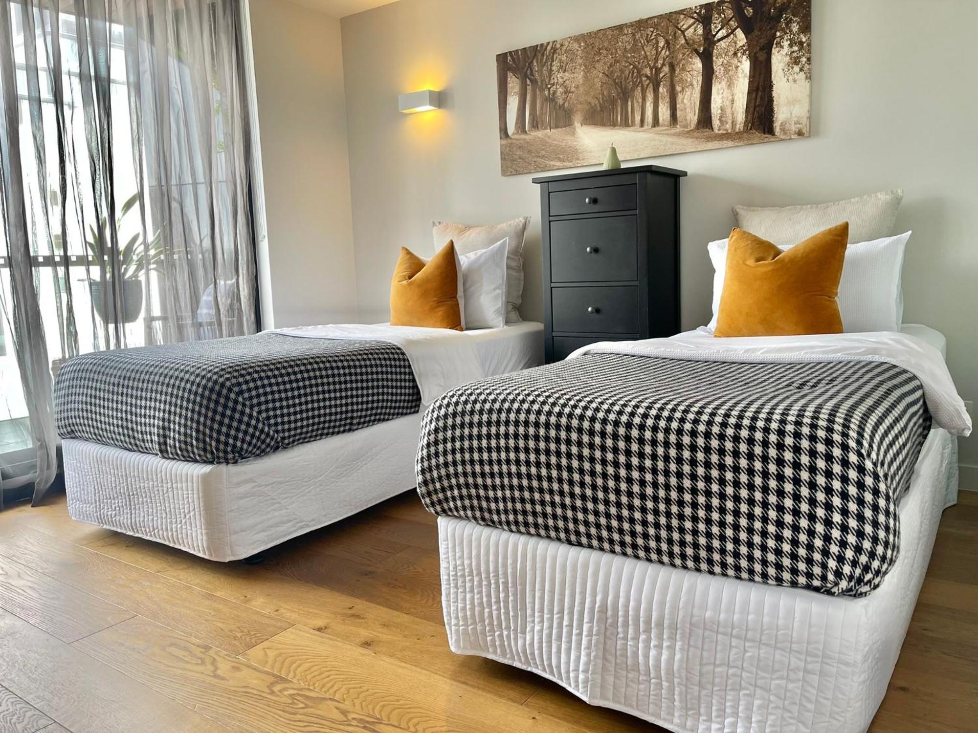 Vibrant !!! Stylish Open Big City View Balcony Family Friendly Apartment Melbourne