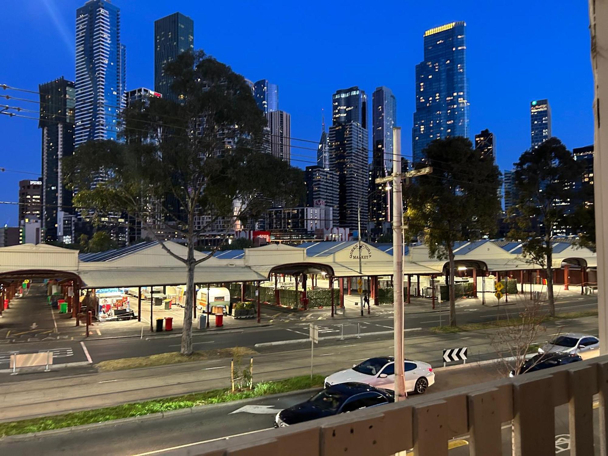 Conveniently Located 6 Bedroom Unit * Melbourne
