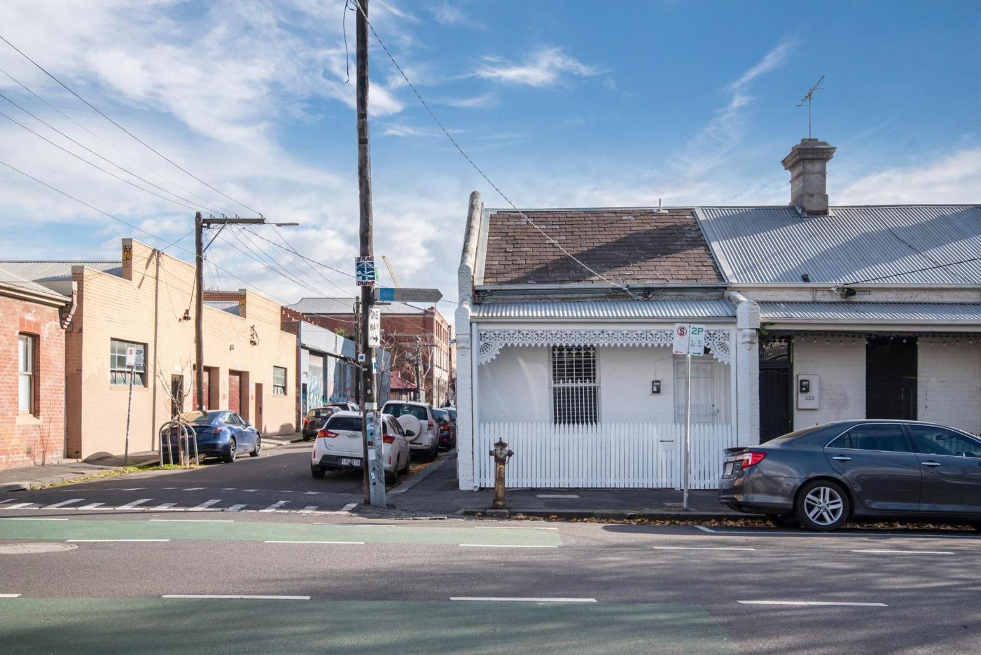 Modern Haven In Vibey Fitzroy Walk To Shops *