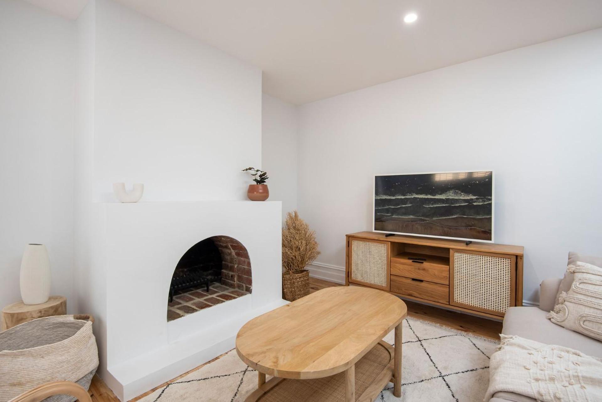 Modern Haven In Vibey Fitzroy Walk To Shops