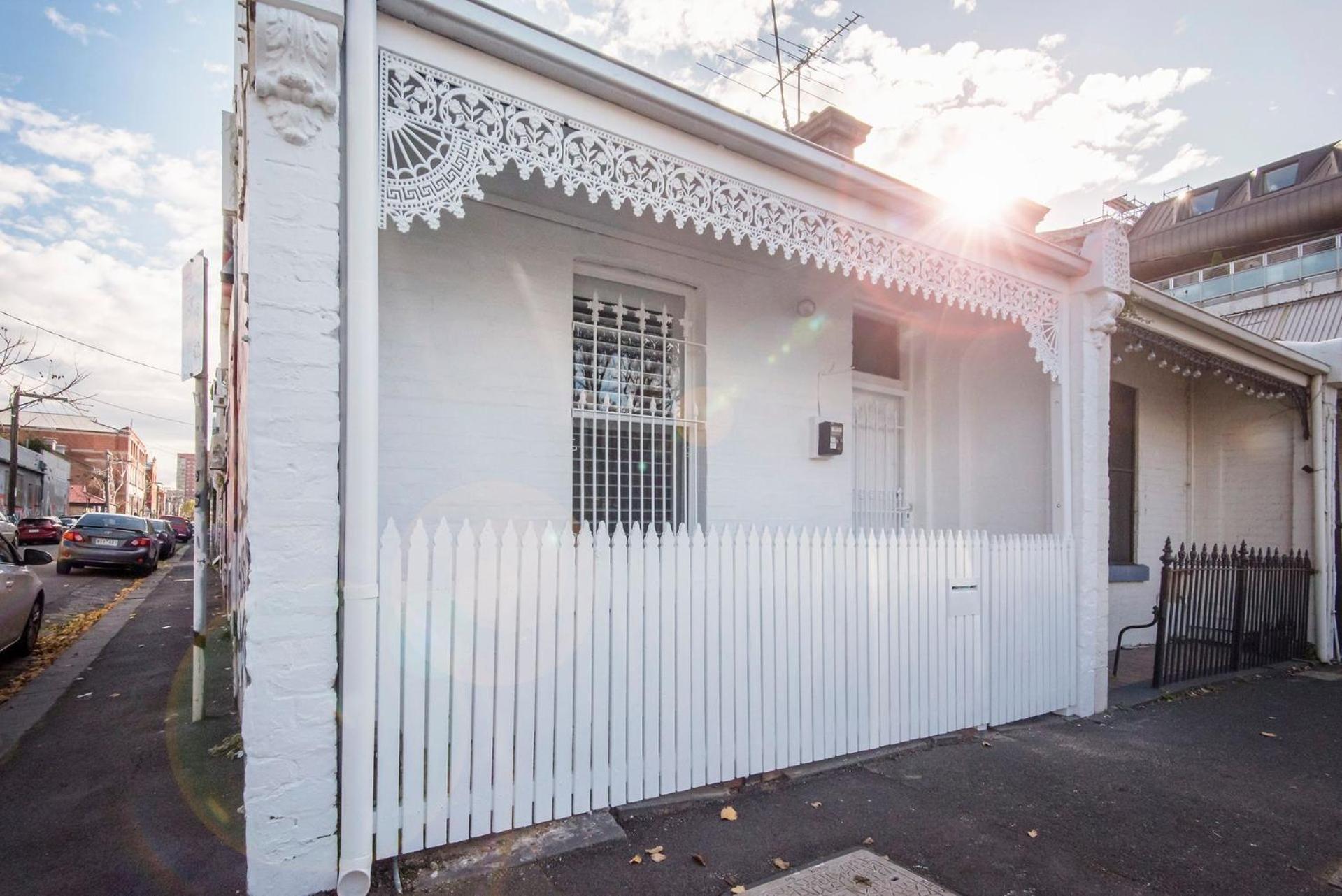 Modern Haven In Vibey Fitzroy Walk To Shops *
