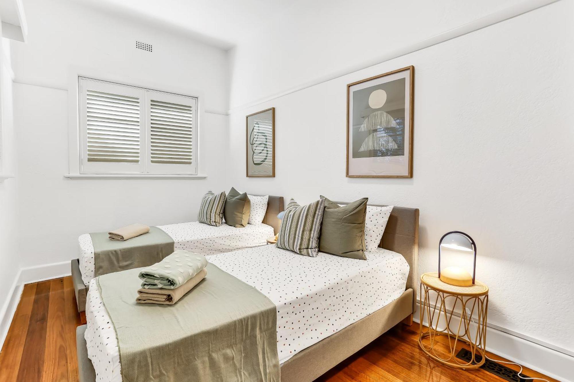 Large 3 Bed Art Deco In Camberwell