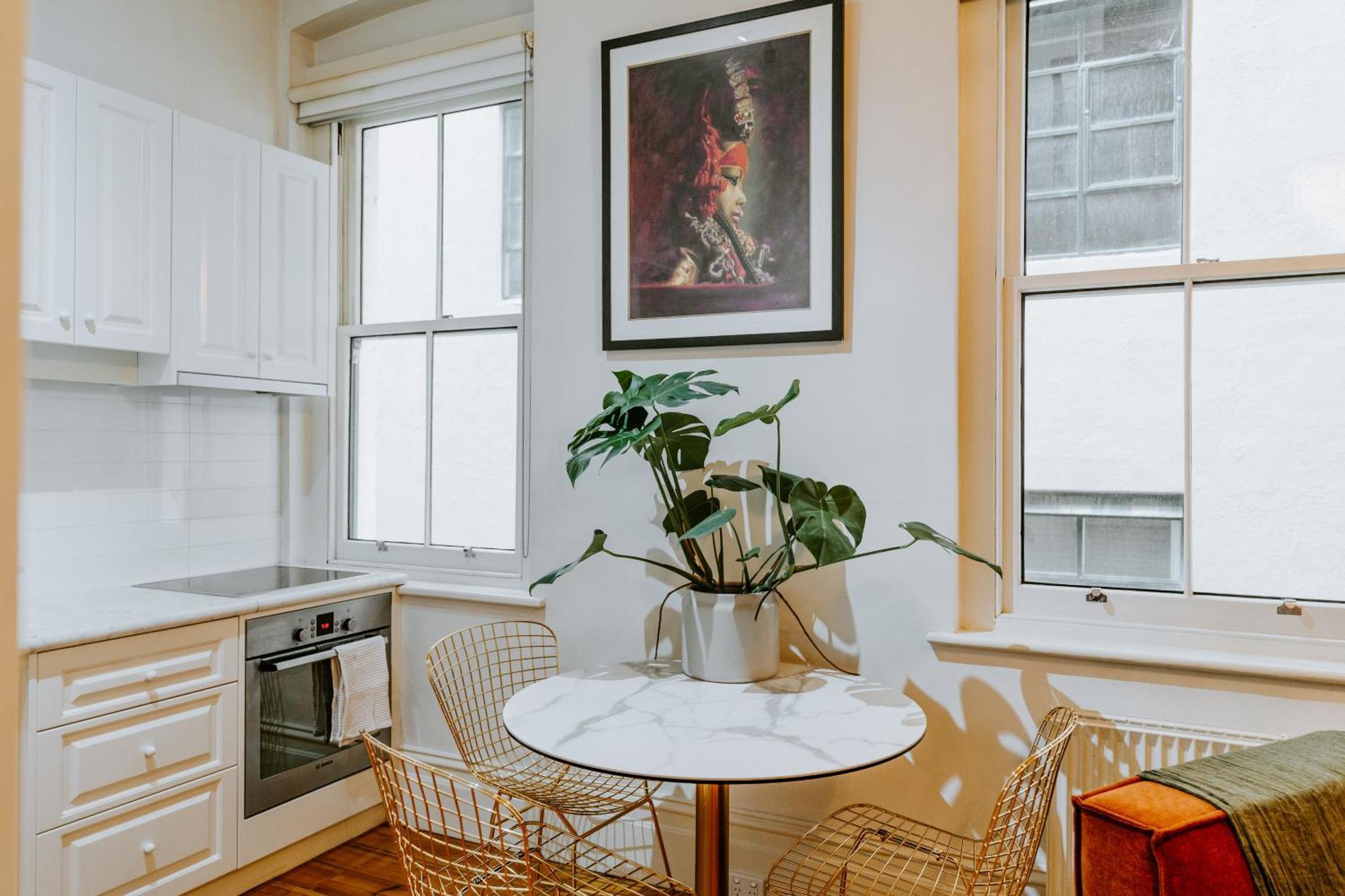 Luxe Escape On Flinders Lane With Jungle Bath! Apartment