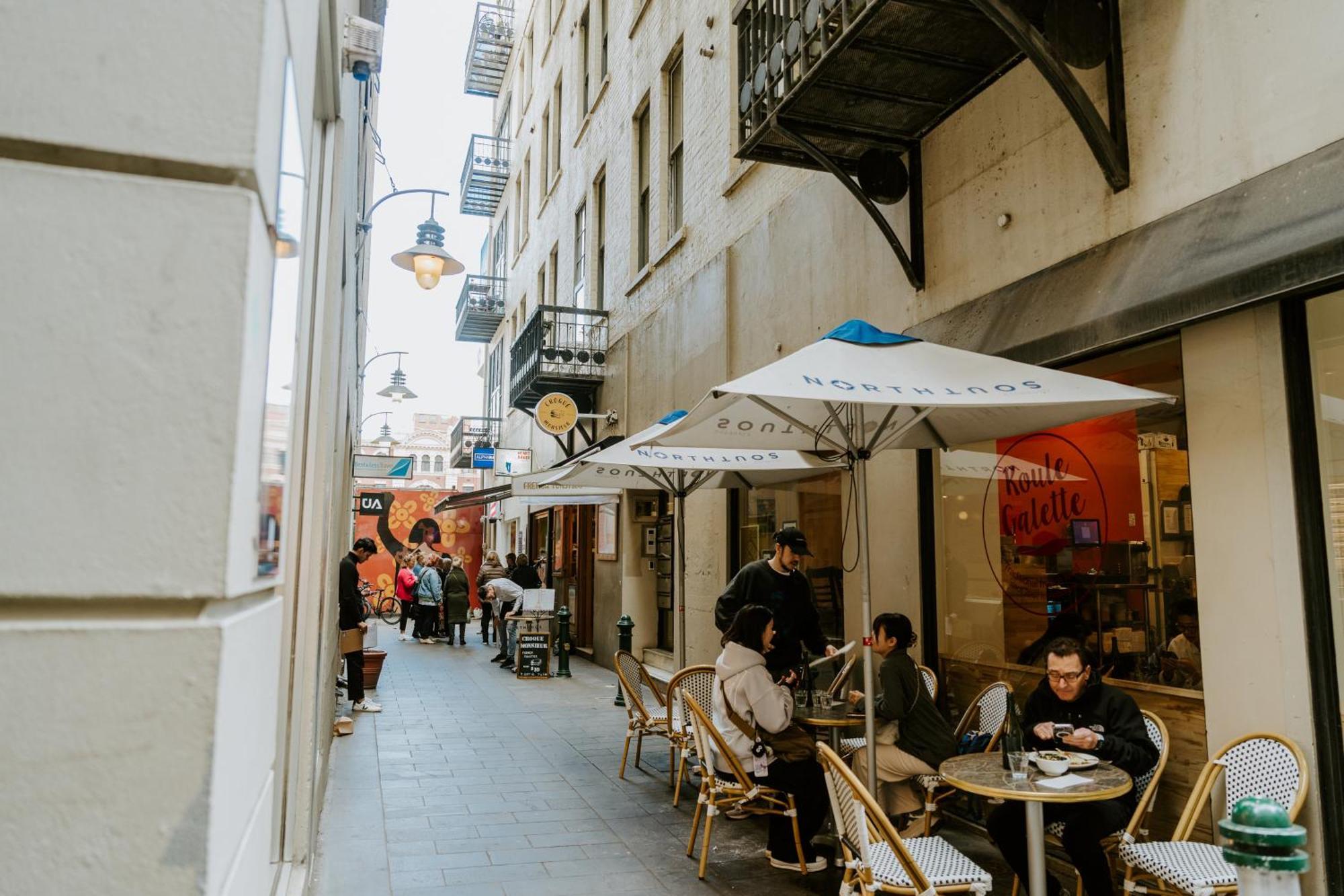 Luxe Escape On Flinders Lane With Jungle Bath!