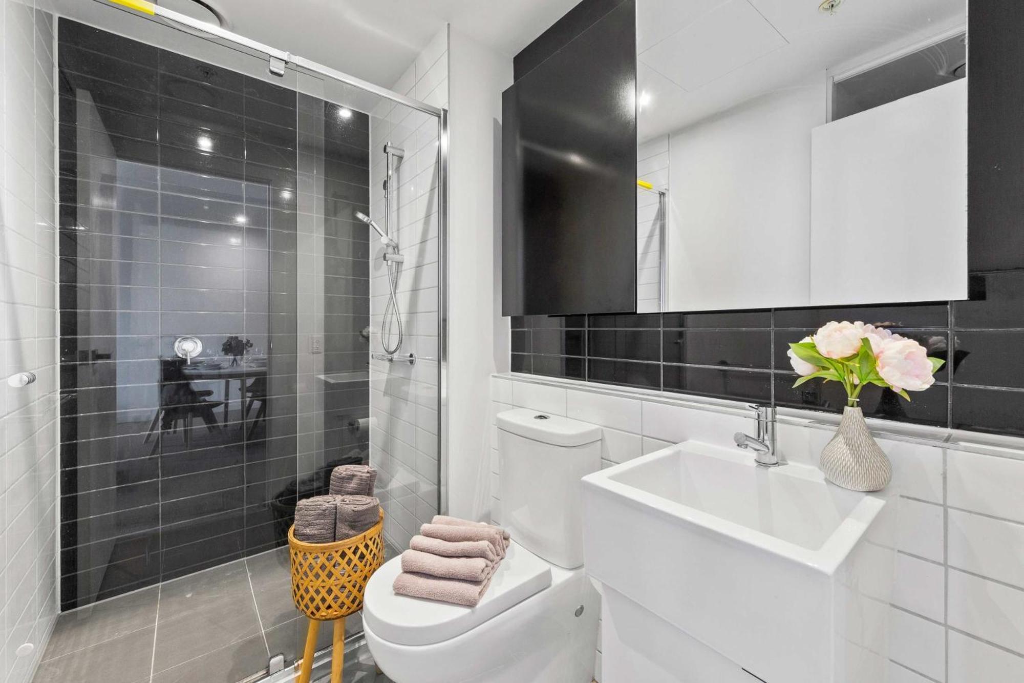 Cozy 2br Next To Victoria Market With Views Apartment *