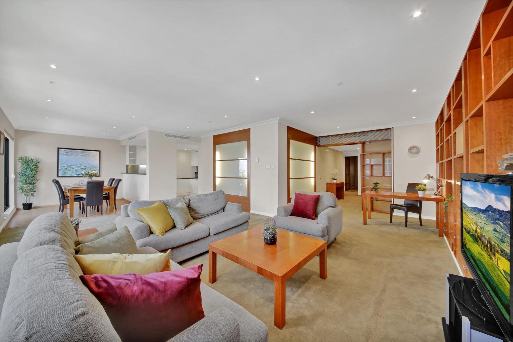 A Spacious & Cozy 3br With Free Parking Apartment Melbourne