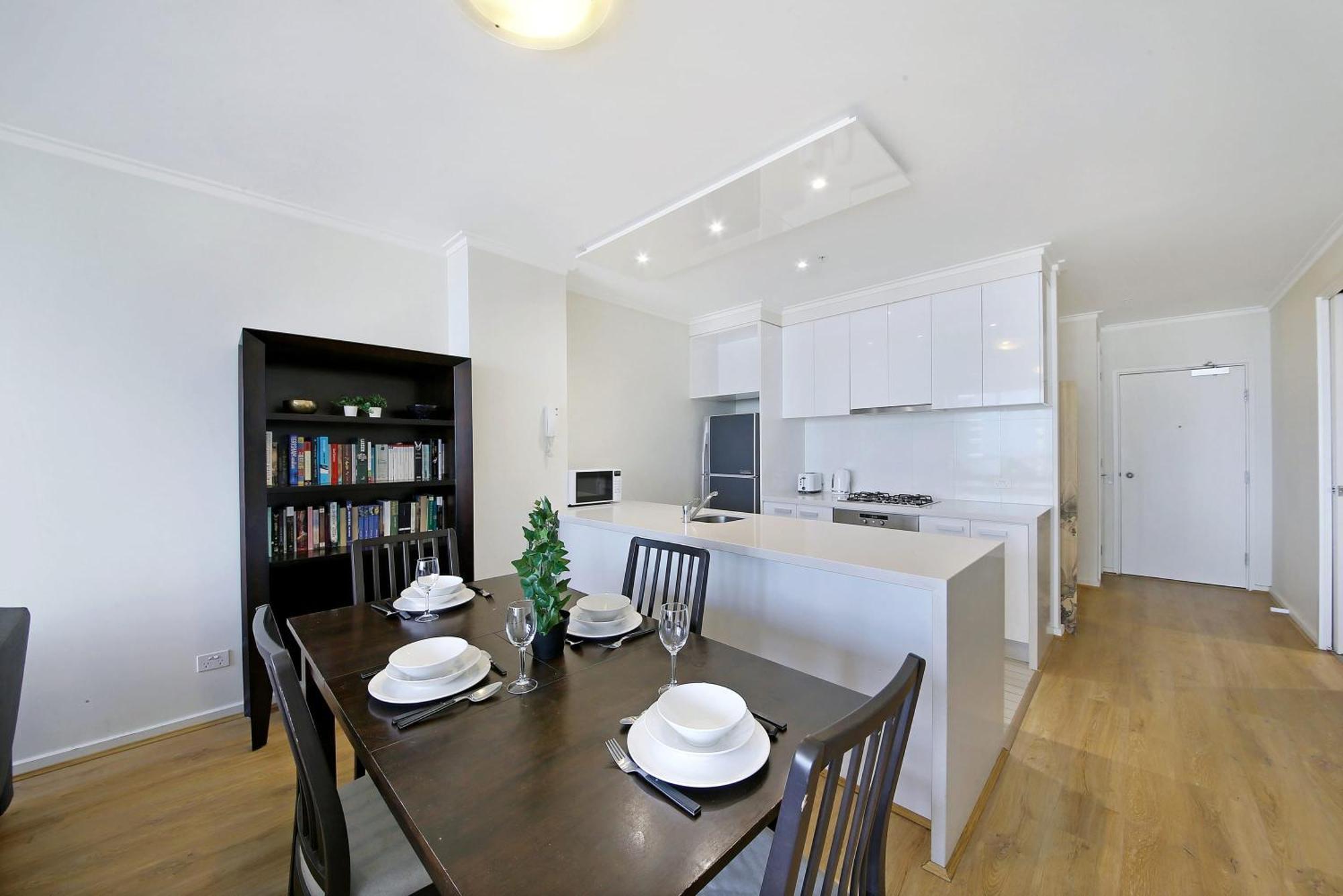 A Spacious & Cozy 2br Apt Next To Crown With Views & Free Parking *