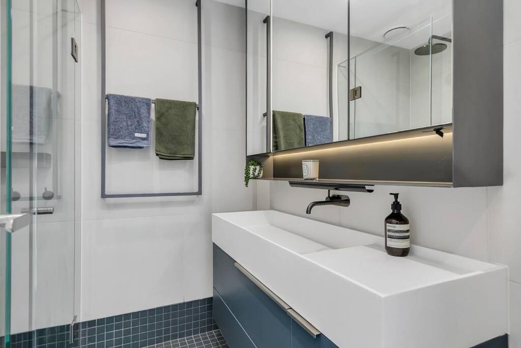 Apartment Sol Docklands - Unique 3 Bedroom Loft, Infinity Pool, Gym, Free Parking And Free Trams *