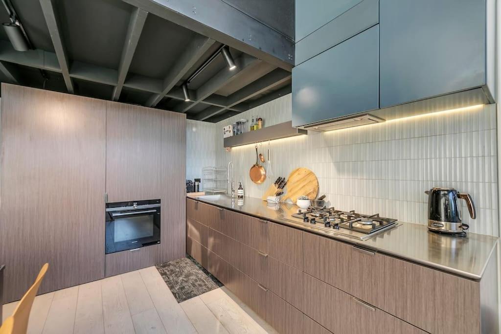 Sol Docklands - Unique 3 Bedroom Loft, Infinity Pool, Gym, Free Parking And Free Trams