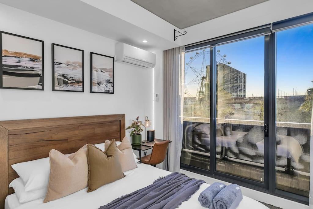 Sol Docklands - Unique 3 Bedroom Loft, Infinity Pool, Gym, Free Parking And Free Trams *